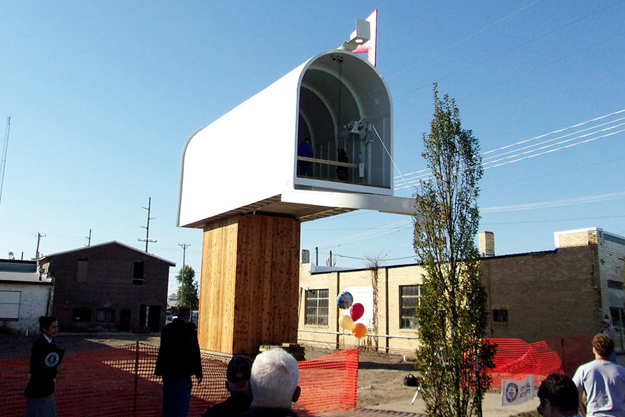 USPS: Big mailbox breaks record USPS: Big mailbox breaks record